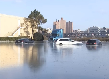 VIDÉO – Des voitures piégées par la glace aux États-Unis