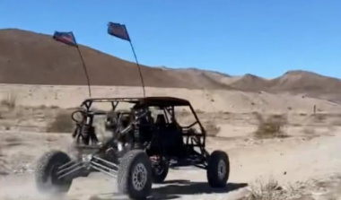 VIDÉO – Un buggy à moteur de Tesla Model 3 s’éclate dans les dunes