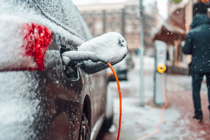 batteries lithium-ion, neige, recharges électriques, bornes électriques, comment optimiser la batterie de sa voiture électrique en hiver ?