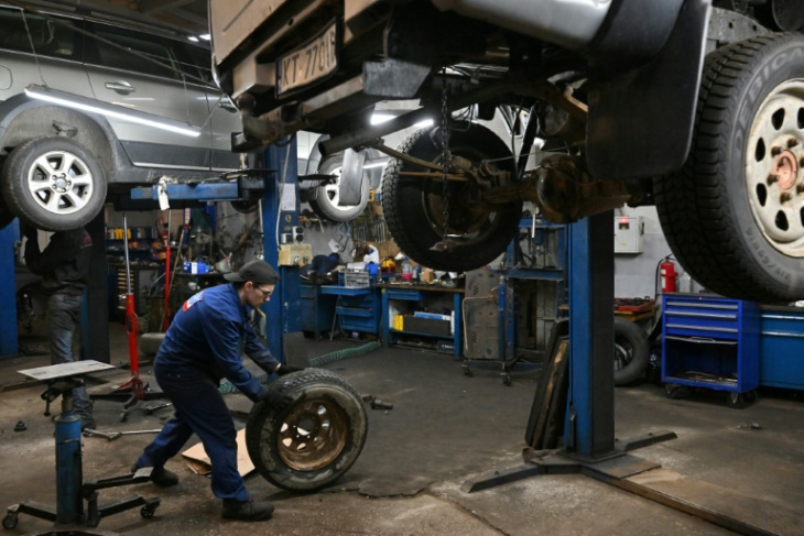en ukraine, un garage transforme des voitures cabossées en outils de guerre