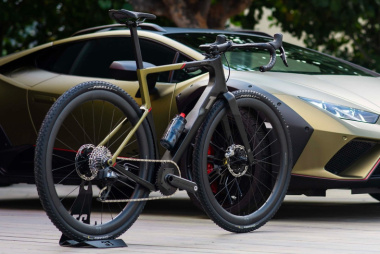 Lamborghini lance un vélo gravel bike qui reprend le design de sa Huracán Sterrato