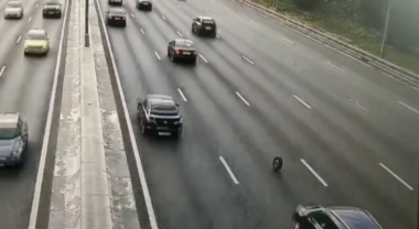 Un automobiliste perd une roue sur l’autoroute, elle provoque un énorme carambolage