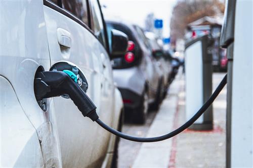 voitures électriques : l'objectif de 100.000 bornes de recharge toujours pas atteint