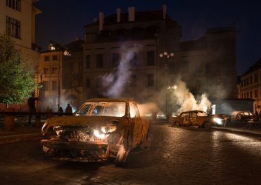 Exposition: des voitures pour témoigner des ravages de la guerre en Ukraine