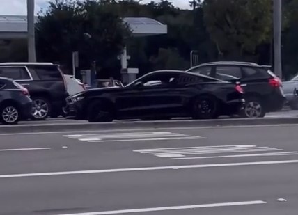 VIDEO – Il drifte avec sa Mustang juste devant un policier, ça tourne mal