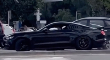 En voulant faire son intéressant, le conducteur de cette Ford Mustang se crashe juste devant la police