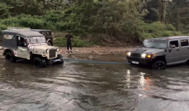 VIDÉO – Le sauvetage de ce Hummer H2 coincé rivière montre que ce n'est pas la taille qui compte