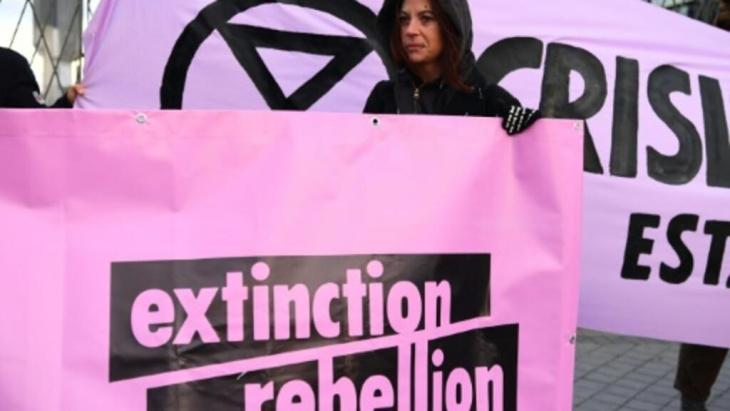 à bruxelles, une campagne d’affichage d’extinction rébellion contre les fabricants automobiles