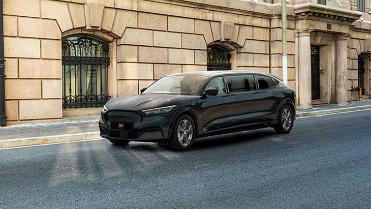 une entreprise britannique transforme la ford mustang mach-e en corbillard et en limousine électrique