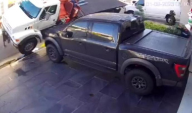 VIDEO – Un camion grue tombe sur le flanc et écrase un Ford F-150 Raptor
