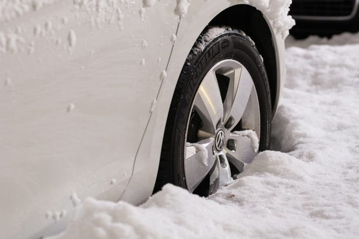 Pour éviter de déraper ou d’avoir du mal à sortir votre voiture d’une couche de neige épaisse, mieux vaut se munir d’une pelle et prendre le temps de la dégager efficacement.