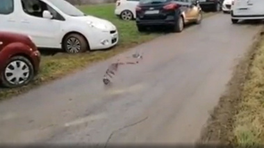 VIDEO – Sa voiture termine en morceaux après un remorquage qui tourne mal !
