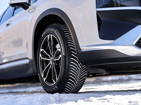Dans quelques centimètres de neige, les pneus 4 saisons sont parfaitement adaptés et vous permettront d’arriver sans encombre jusqu’à la station de ski.