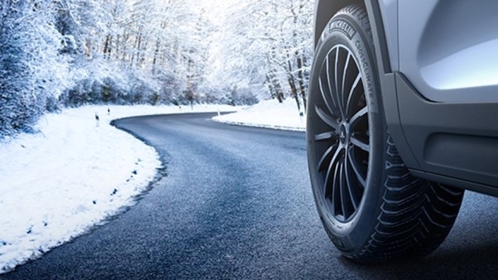 En hiver mieux vaut rouler avec des pneus adaptés sur des routes rendues glissantes. Ce qui vous évitera d’avoir à appeler une dépanneuse… 