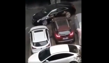 VIDEO – En Peugeot 3008, le pur massacre pour sortir du parking
