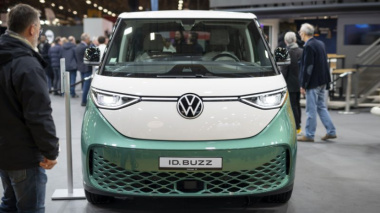 Volkswagen : le nouveau Combi électrique et son ancêtre main dans la main à Retromobile