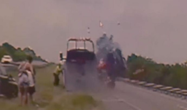 VIDEO - Un Lexus RX s’envole sur une dépanneuse et s’écrase 150 mètres plus loin