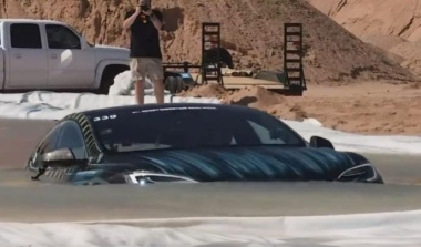 Cette Tesla Model S roule dans deux mètres d’eau !