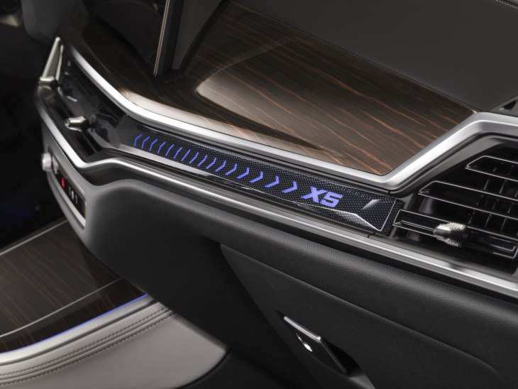 bmw x5 hybride rechargeable restylé : plus de puissance, d’autonomie électrique et d’euros pour l’acheter