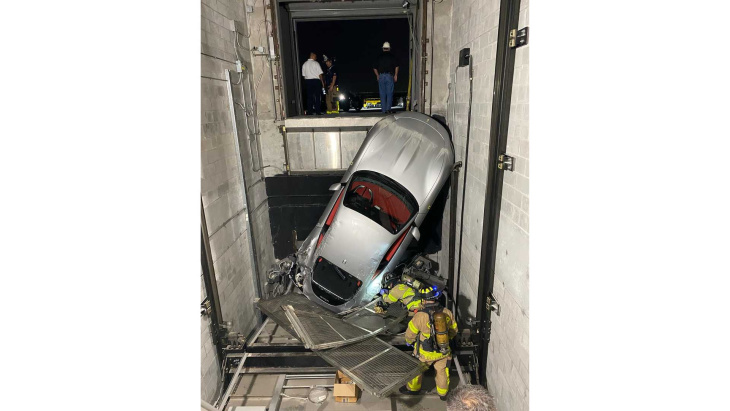 La chute de Rome : une Ferrari Roma s'effondre après une panne d'ascenseur
