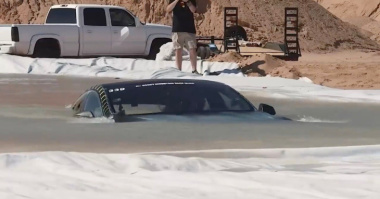 Il fait rouler sa Tesla Model S dans deux mètres d’eau !