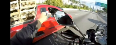 VIDEO - Mieux que le drive : il achète des ananas en roulant, au guidon de sa moto