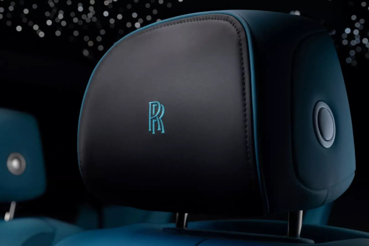 cette rolls-royce ghost couleur noir mat qui file à 275 km/h est un modèle de luxe et d'élégance
