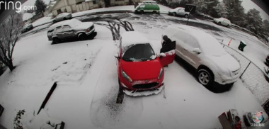 VIDEO - Une voiture, une pente, de la neige fraîche... Glissade assurée