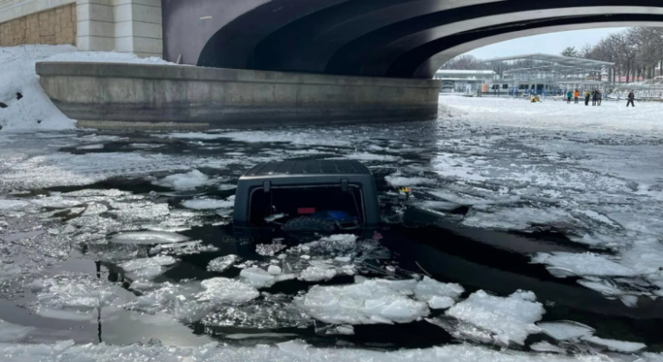 la glace se brise sous son jeep wrangler, ce retraité est secouru par des jeunes du coin