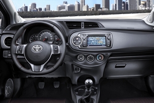Pour sa troisième génération de Yaris, Toyota abandonne l'instrumentation centrale pour un agencement plus classique.