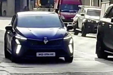 Renault Clio 5 restylée (2023). Premières images du nouveau visage sans camouflage