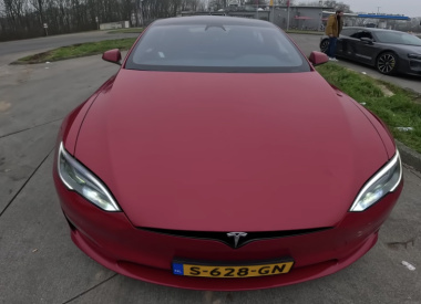 Sur autoroute allemande, la Tesla Model S plaid cogne fort