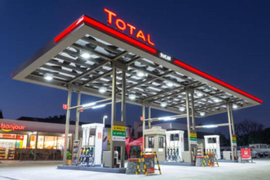 Carburants, le PDG de TotalEnergies plafonne le prix à 1,99 € par litre