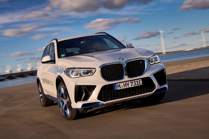 Le BMW iX5 hydrogen a été produit à cent unités qui vont prendre la route dans le courant de l'année.