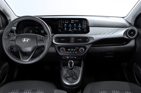 Malgré sa petite taille, la Hyundai i10 possède un intérieur bien agencé et un écran tactile de 8 pouces.