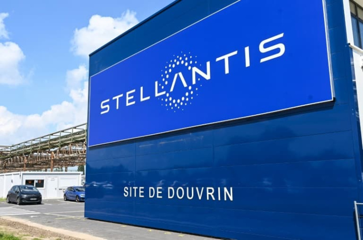 stellantis s'accorde avec les syndicats sur 2000 départs volontaires en italie