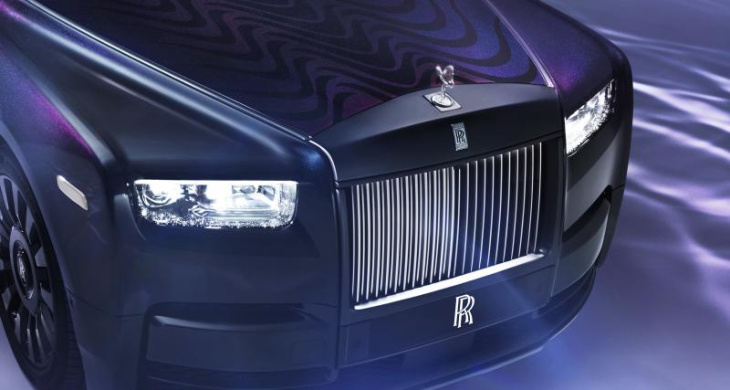 rolls-royce phantom syntopia (2023) : la créatrice de mode iris van herpen revisite la berline de luxe