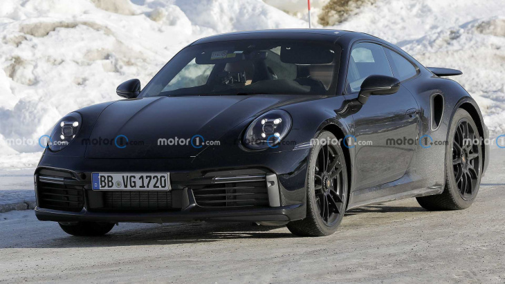 La Porsche 911 Turbo aperçue sans montrer toutes ses nouveautés