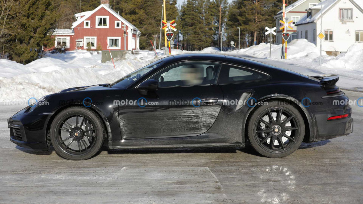 La Porsche 911 Turbo aperçue sans montrer toutes ses nouveautés