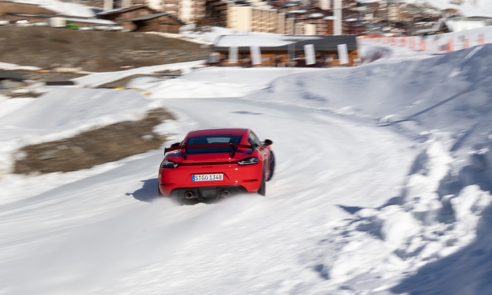 L'e-fuel ne semble pas brider les performances du flat six 4.0 de 500 ch du Cayman GT4 RS. D'un autre côté, sur la neige, une propulsion paraît toujours trop performante, même avec des pneus cloutés…