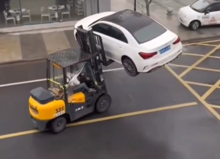 VIDEO - Mettre un véhicule à la fourrière avec un chariot élévateur ? C’est possible en Chine