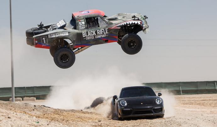 video – quand un super truck toyota de 900 chevaux fait la course avec une porsche 911 turbo dans le sable