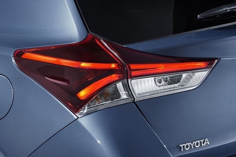 Toyota rectifie alors le tir d'une belle façon avec une signature lumineuse distinctive.
