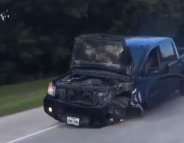 VIDEO – Son pick-up est complétement explosé, il continue de rouler sur 3 roues