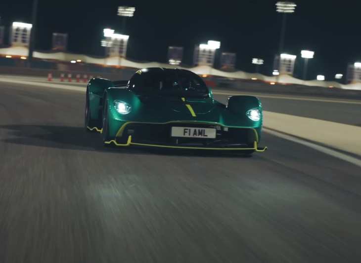 VIDEO – Quand des journalistes prennent le volant de l’Aston Martin Valkyrie sur le circuit de F1 de Bahreïn