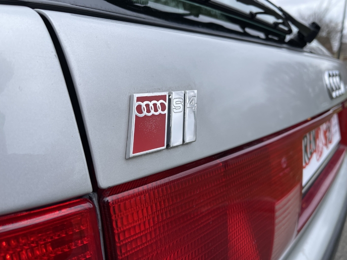 Ce petit badge S4 sur le hayon de l'Audi 100 fait toute la différence.