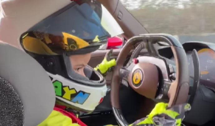 video- cet enfant de 3 ans conduit une ferrari sf90 stradale sur circuit