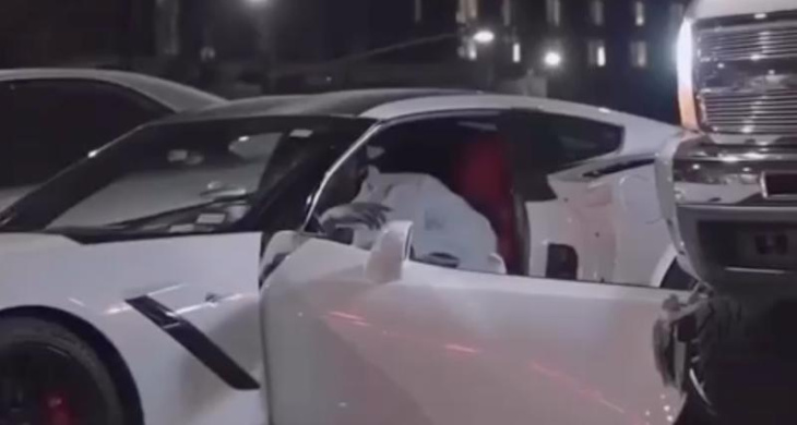video - il ouvre la portière de sa corvette au moment où un pick-up passe, elle lui reste dans les mains