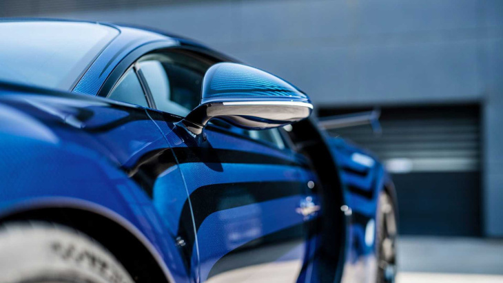 Bugatti consacre au moins 600 heures à la peinture d'une voiture