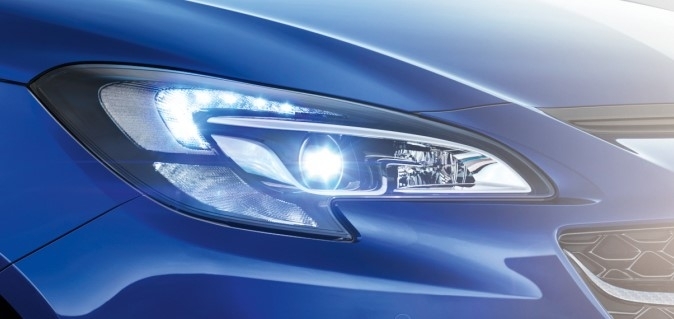 De série, l'Opel Corsa E OPC reçoit des projecteurs au xénon.